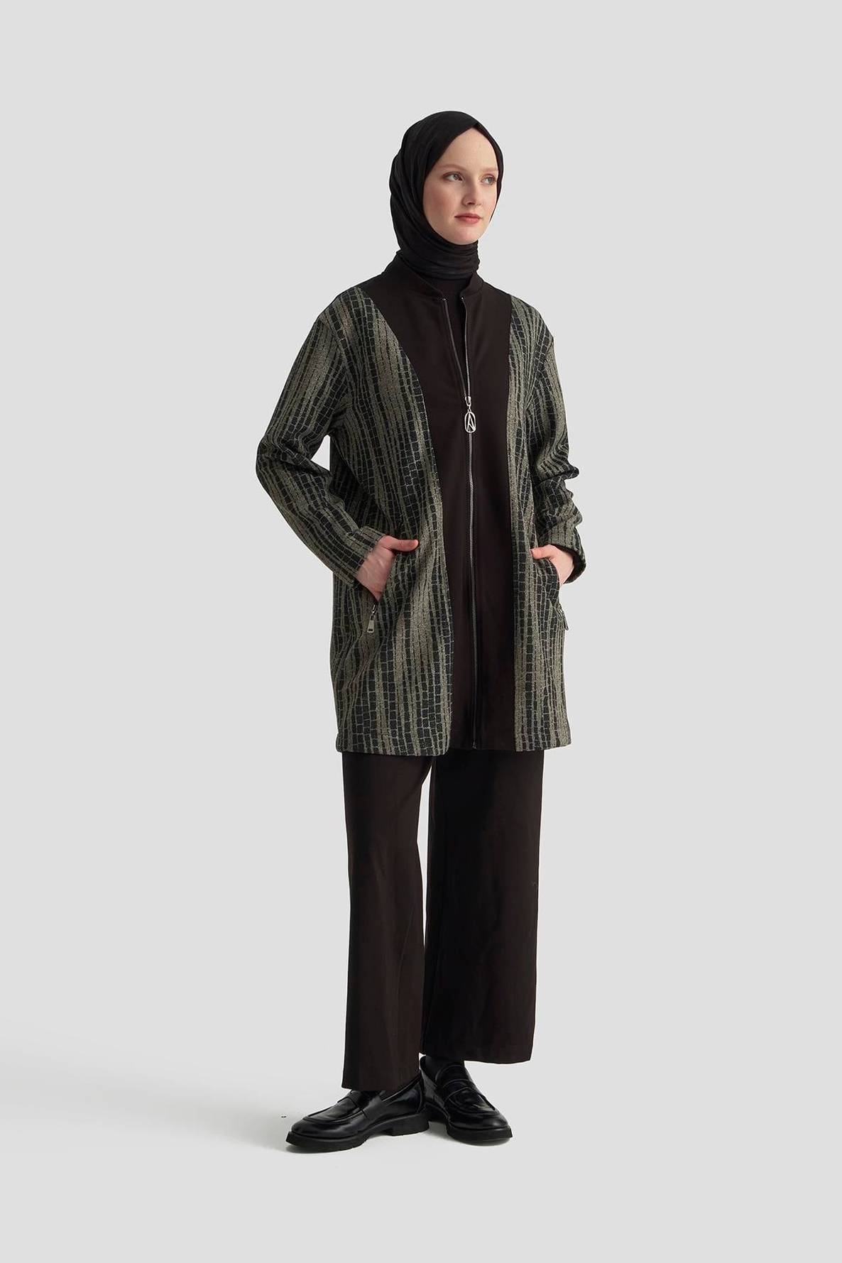 ARMİNE TREND Simli Leopar Desenli Garnili Gold Fermuar Detaylı Pantolonlu İkili Takım Siyah 25KT674