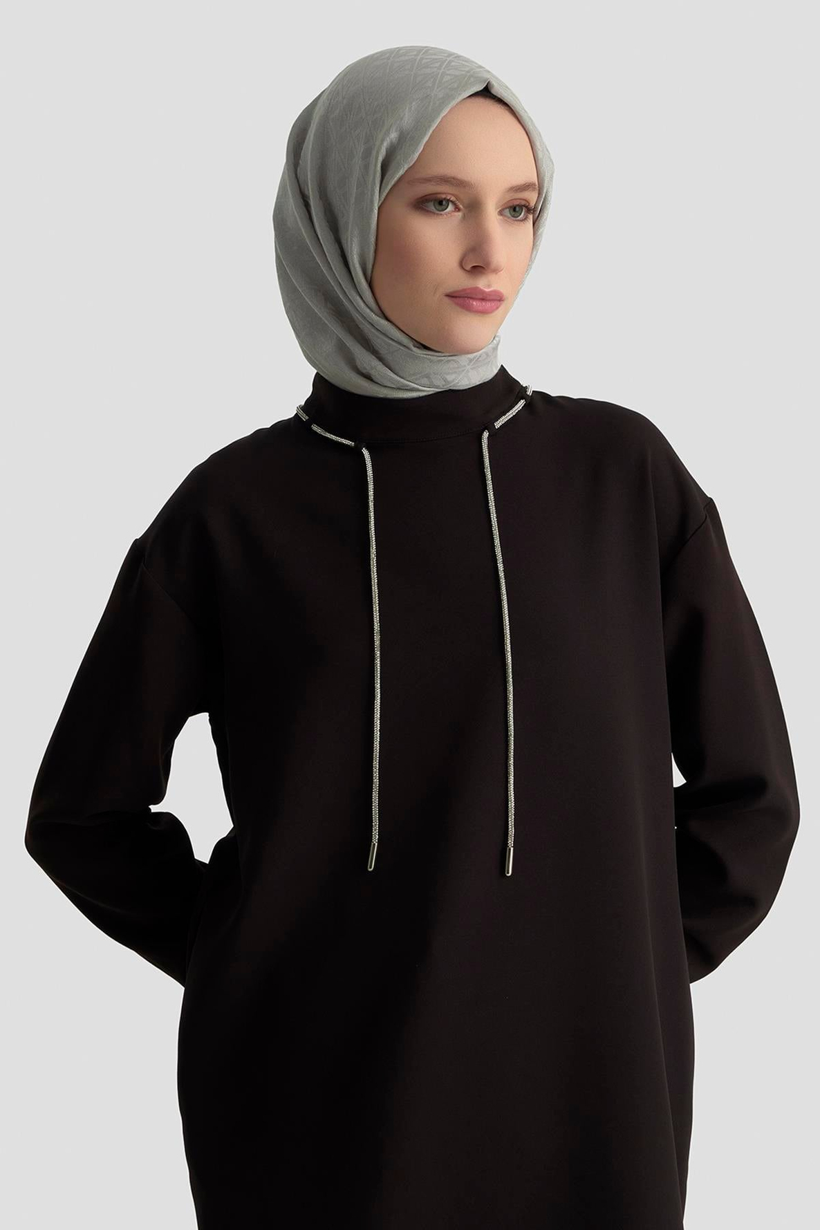 ARMİNE TREND Yakası Taş Bağcık Detaylı Kolları Ribanalı Fermuarlı Tunik Siyah 25KT436