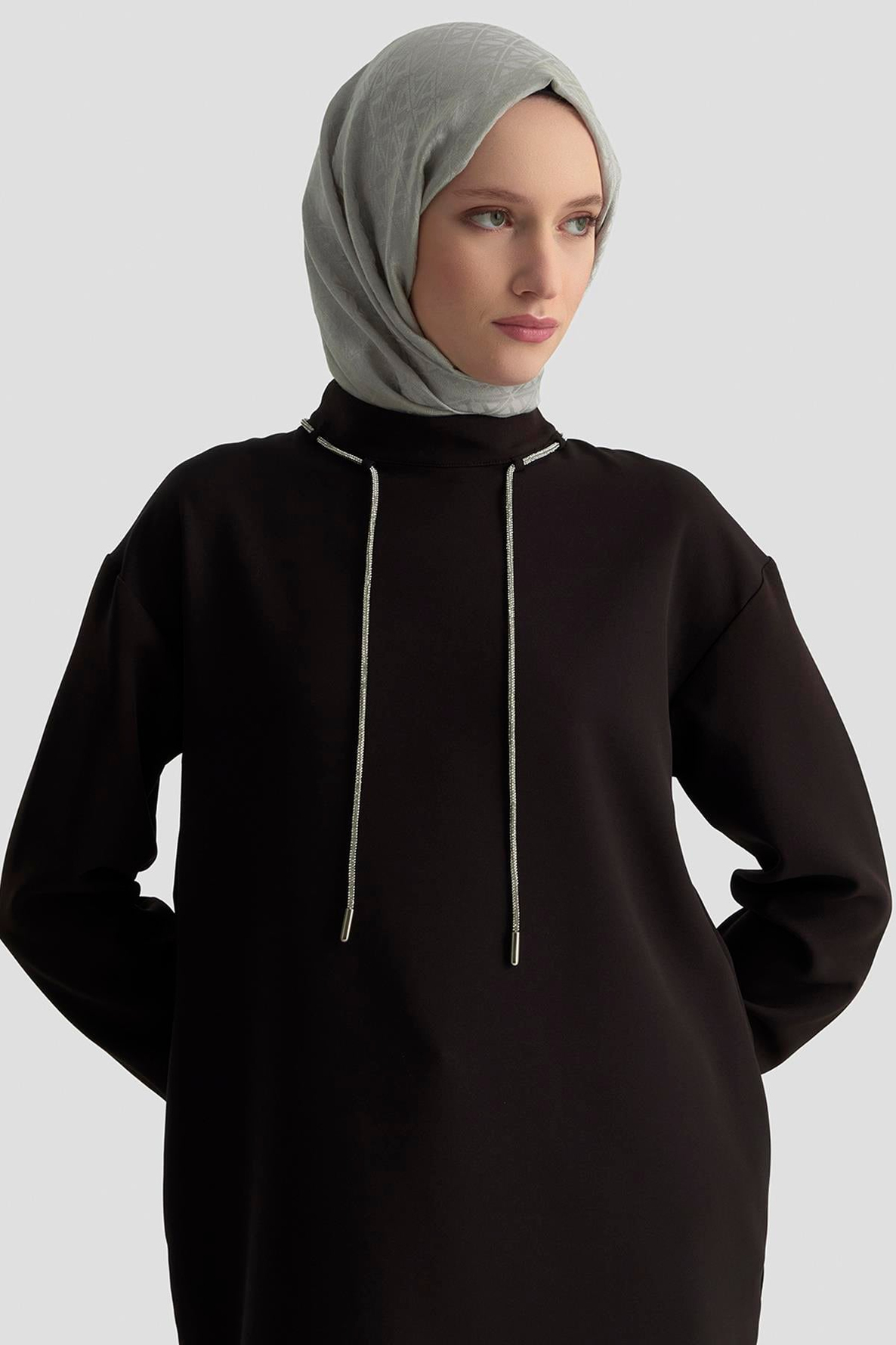 ARMİNE TREND Yakası Taş Bağcık Detaylı Kolları Ribanalı Fermuarlı Tunik Siyah 25KT436