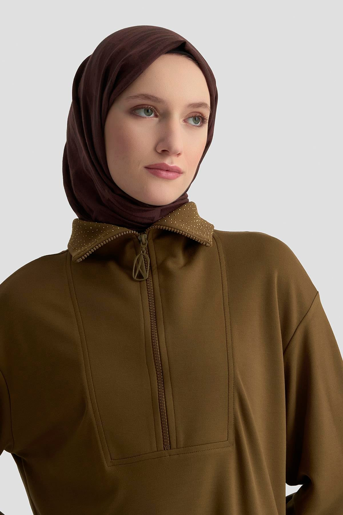 ARMİNE TREND Yakası Taş Detaylı Yarım Fermuarlı Tunik Yağ Yeşili 25KT406