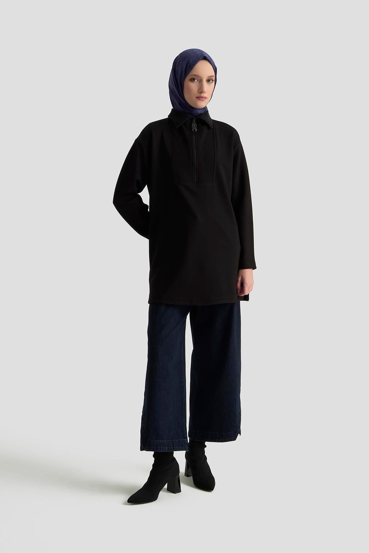 ARMİNE TREND Yakası Taş Detaylı Yarım Fermuarlı Tunik Siyah 25KT406