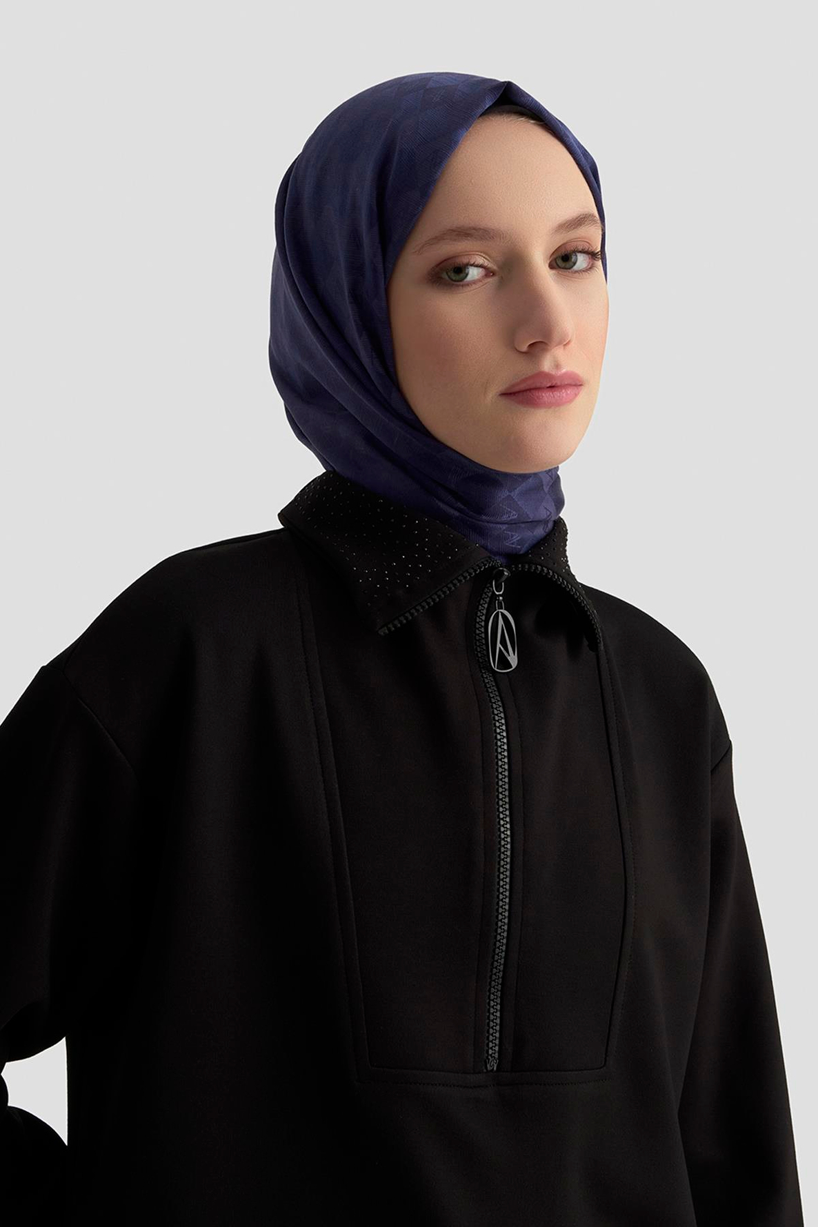 ARMİNE TREND Yakası Taş Detaylı Yarım Fermuarlı Tunik Siyah 25KT406