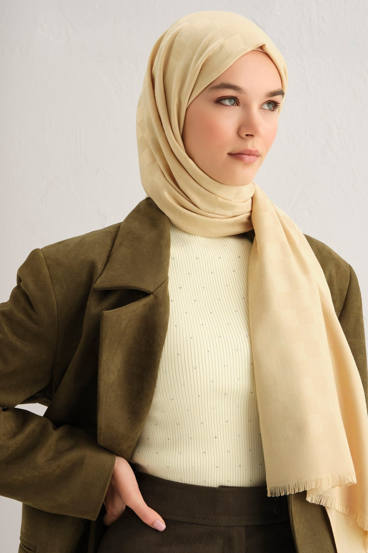 Armine Viscon Kare Desen Şal 02