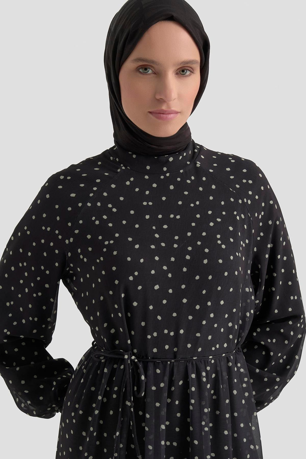Beli İpli Puantiyeli Elbise Siyah 26YT910