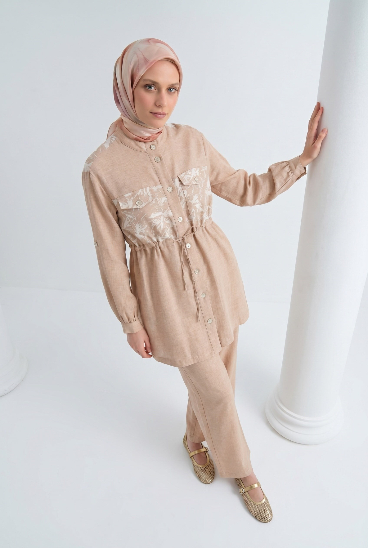 Çiçek Desenli Beli Büzgülü Tunik ve Geniş Paça Pantolonlu Takım Bej 26YT6156