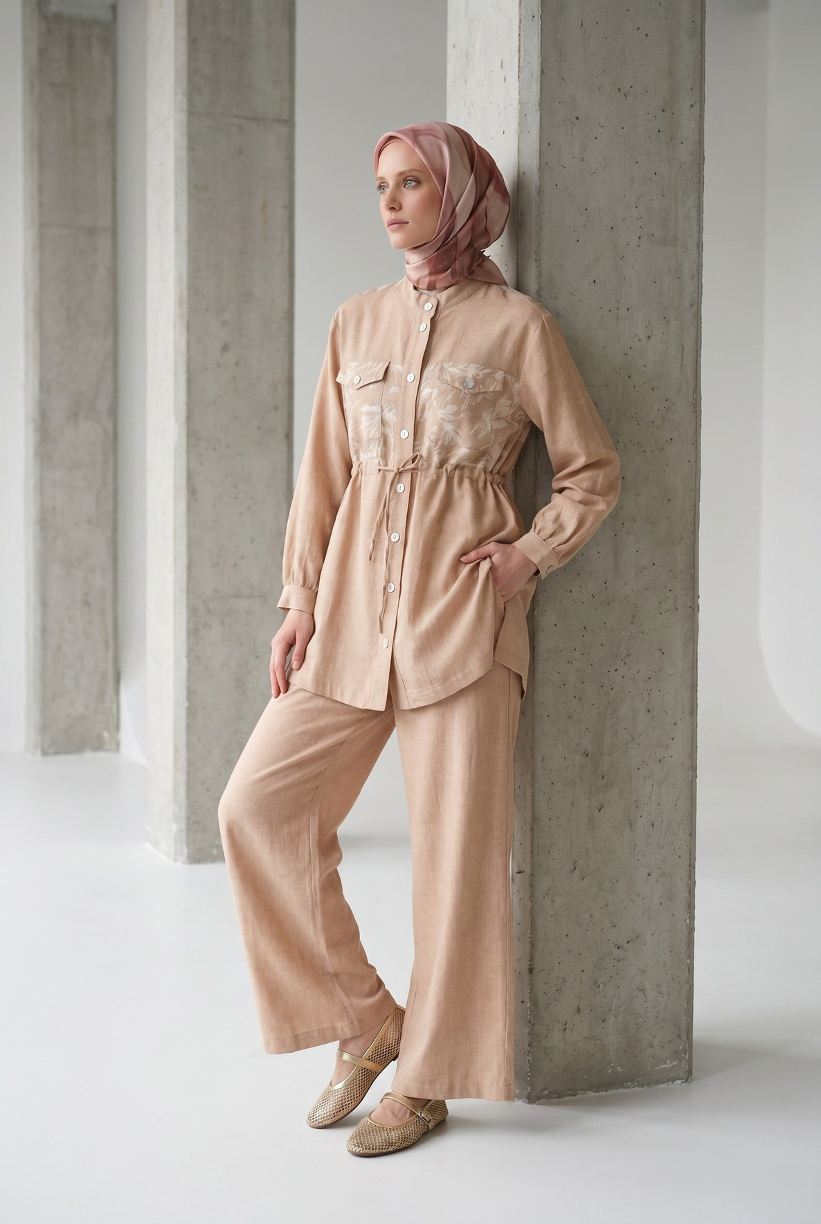 Çiçek Desenli Beli Büzgülü Tunik ve Geniş Paça Pantolonlu Takım Bej 26YT6156