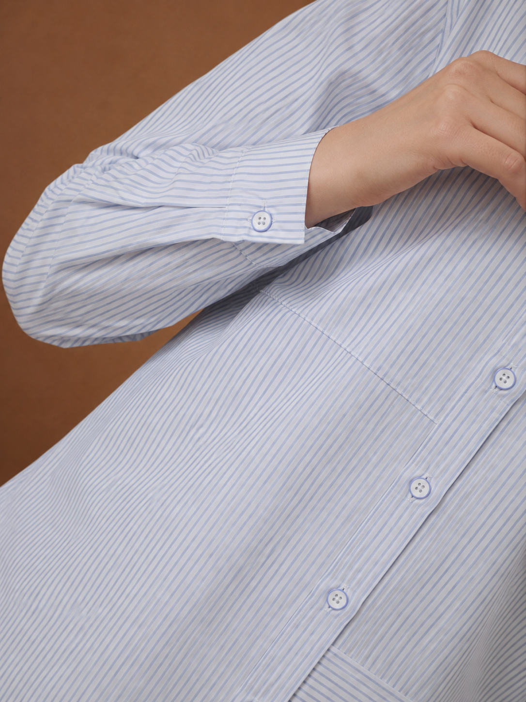 Çizgili Asimetrik Blok Detaylı Düğmeli Uzun Kollu Oversize Gömlek Tunik 90 cm Boy Mavi 26YT490