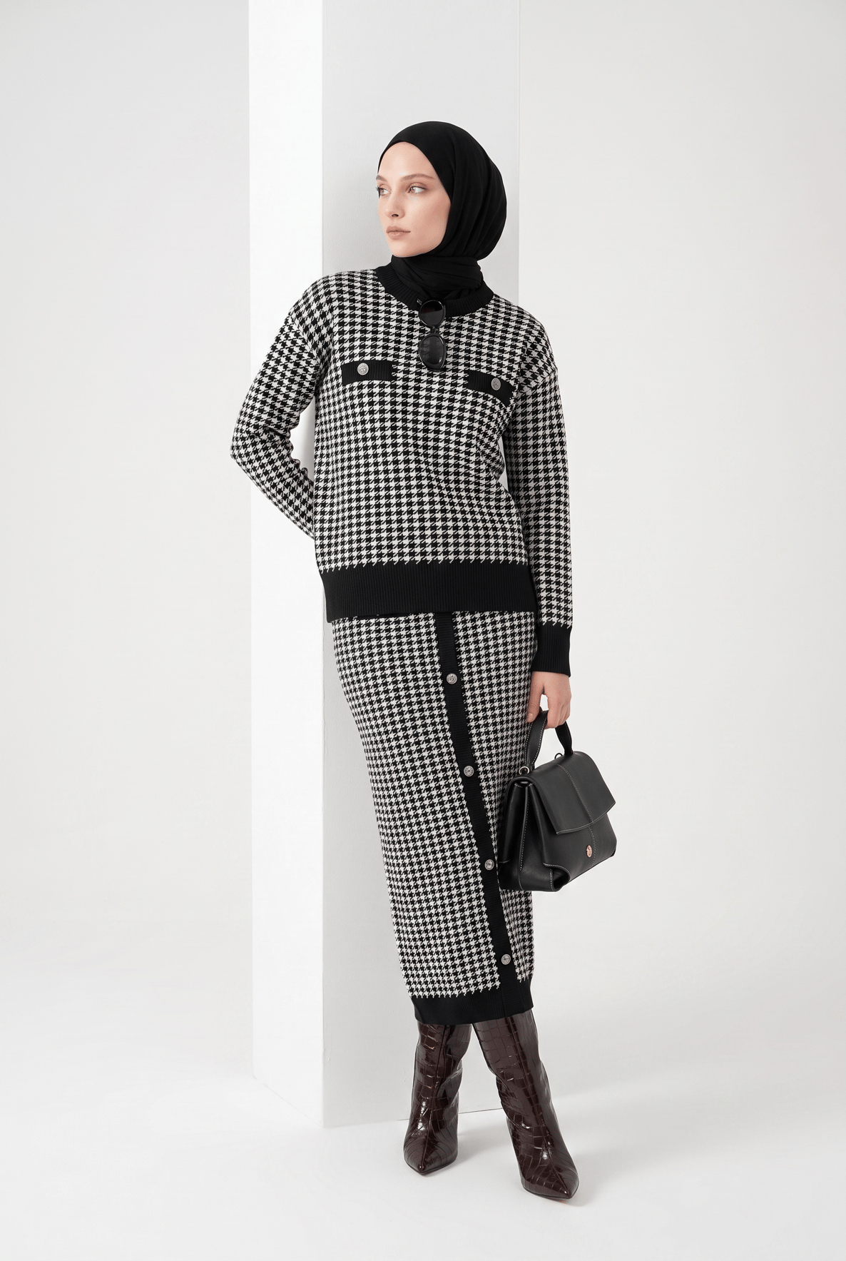 Desenli Düğme Detaylı Triko Etekli İkili Takım Siyah 22KD4214