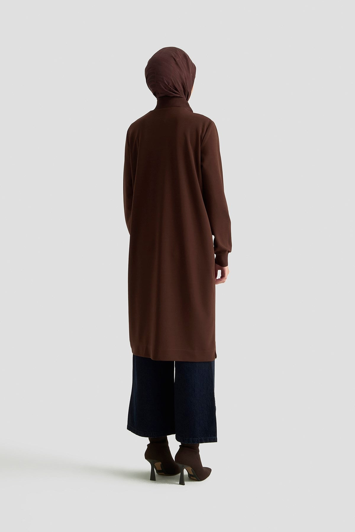 Yarım Fermuarlı Dik Yaka Uzun Kollu Rahat Kesim Basic Uzun Tunik 107 Cm Boy Kahverengi 26KT456