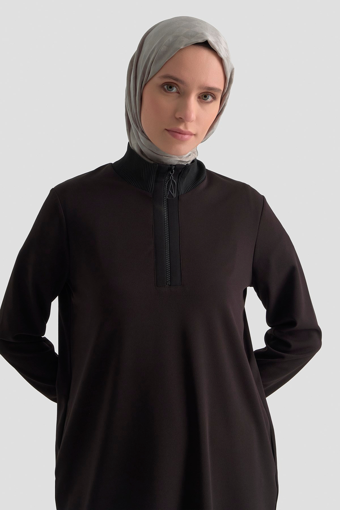 Yarım Fermuarlı Dik Yaka Uzun Kollu Rahat Kesim Basic Uzun Tunik 107 Cm Boy Siyah 26KT456