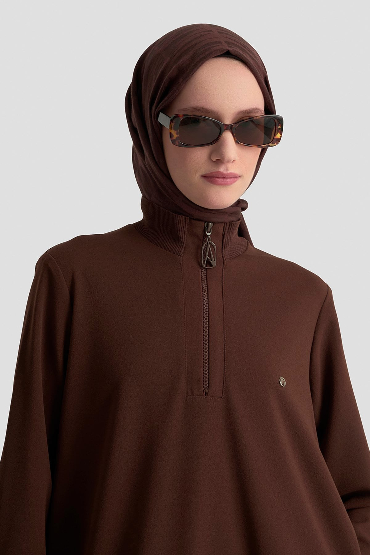 Yarım Fermuarlı Dik Yaka Uzun Kollu Rahat Kesim Basic Uzun Tunik 107 Cm Boy Kahverengi 26KT456