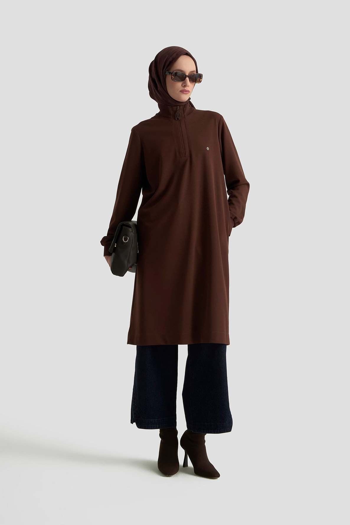Yarım Fermuarlı Dik Yaka Uzun Kollu Rahat Kesim Basic Uzun Tunik 107 Cm Boy Kahverengi 26KT456