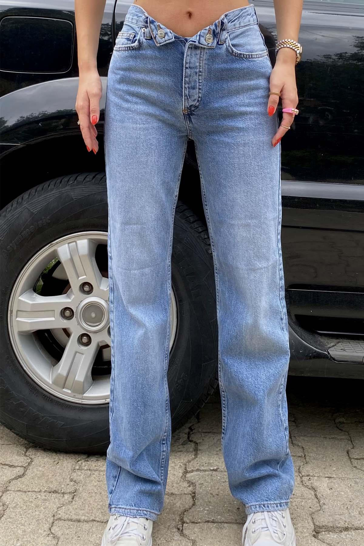 Açık Mavi Gizli Düğme Detaylı Boru Paça Jean
