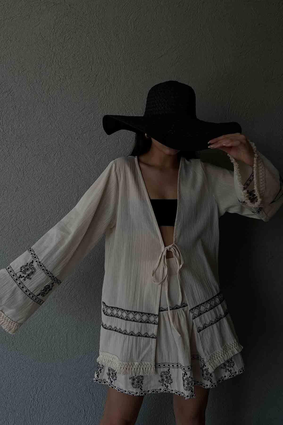 Bej Nakış Detaylı Püsküllü Kimono