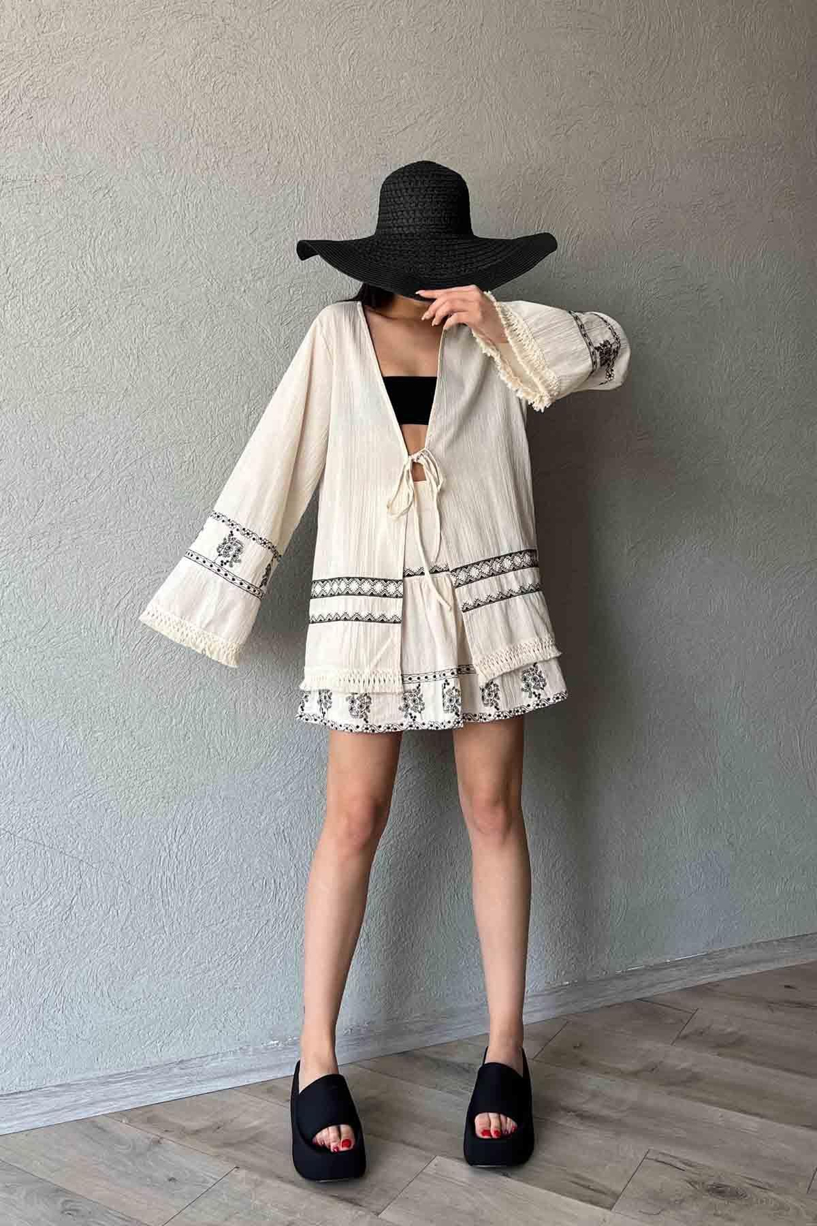 Bej Nakış Detaylı Püsküllü Kimono
