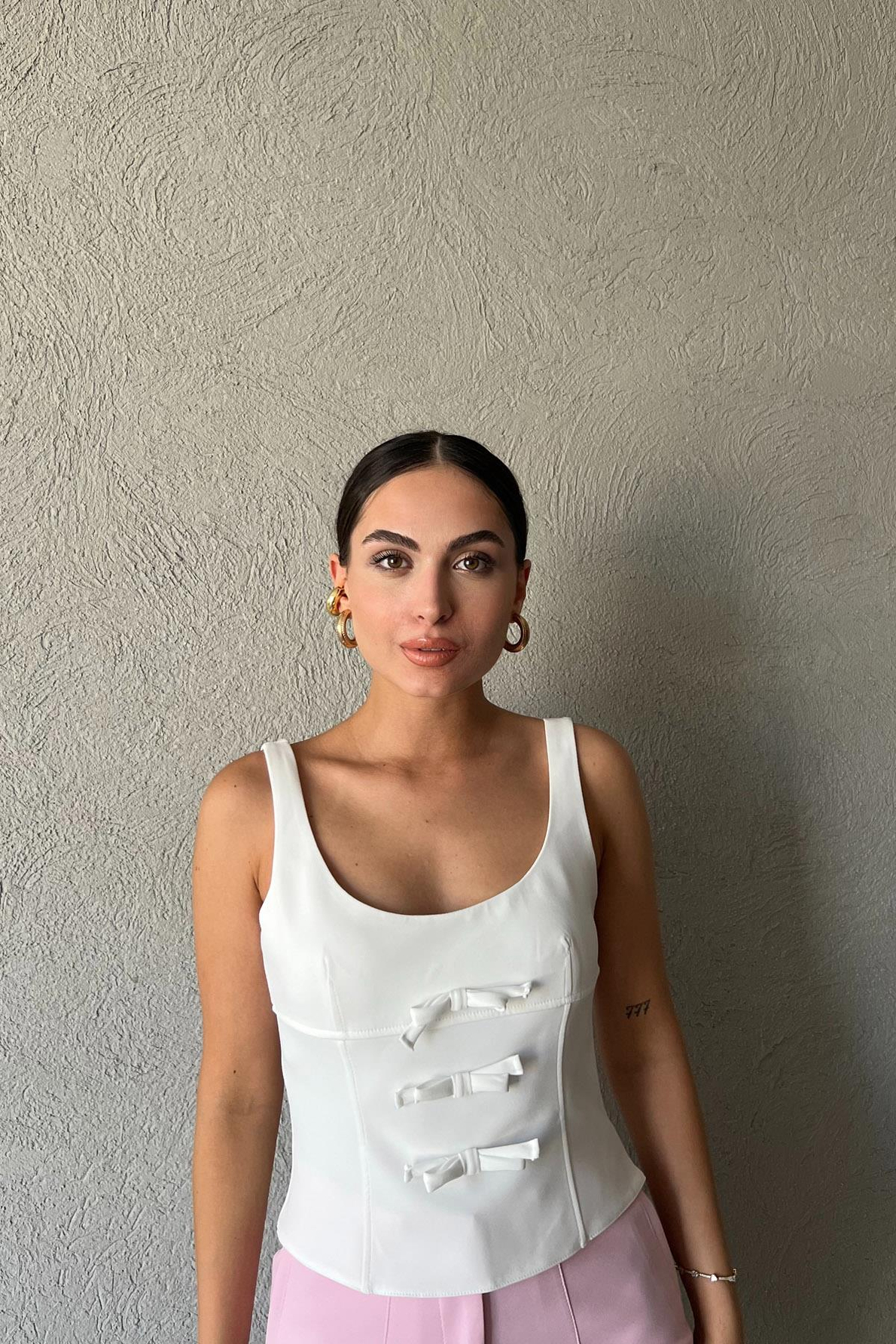 Beyaz Fiyonk Detaylı Askılı Bluz