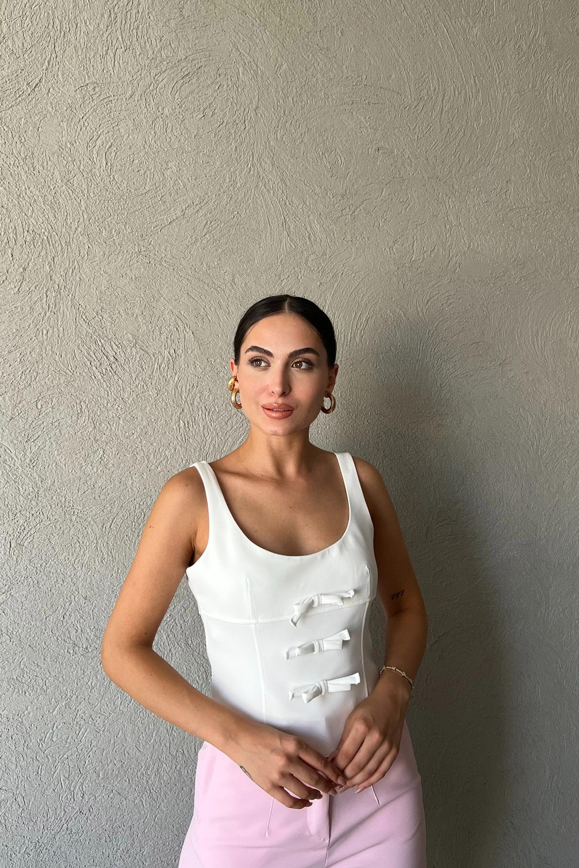 Beyaz Fiyonk Detaylı Askılı Bluz