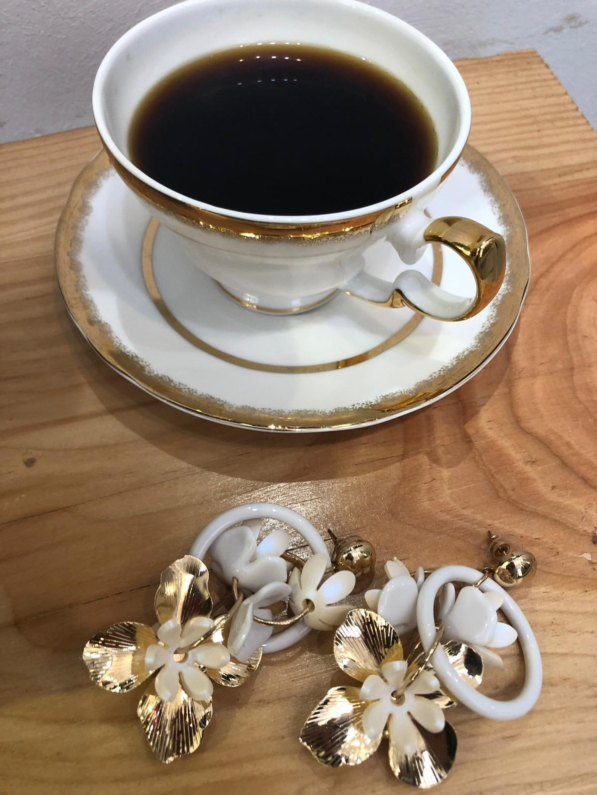 Beyaz Gold Çiçekli Halka Küpe