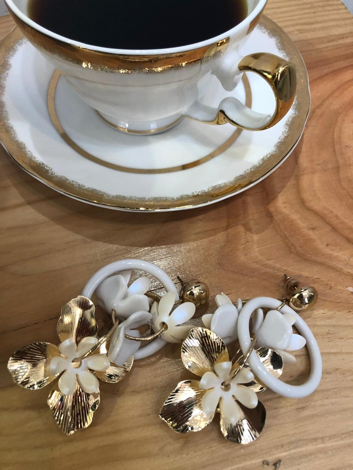 Beyaz Gold Çiçekli Halka Küpe