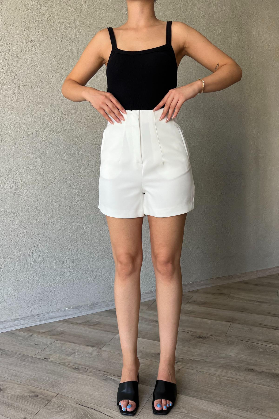 Beyaz Pens Detaylı Mini Şort