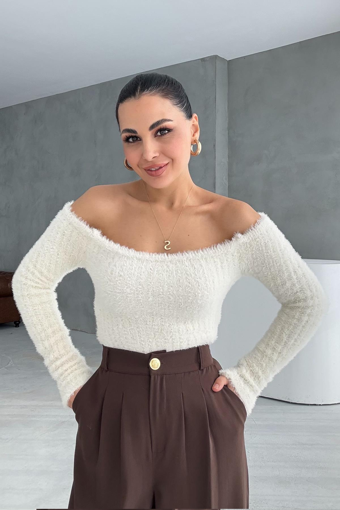 Ekru Sakallı Kayık Yaka Triko Kazak