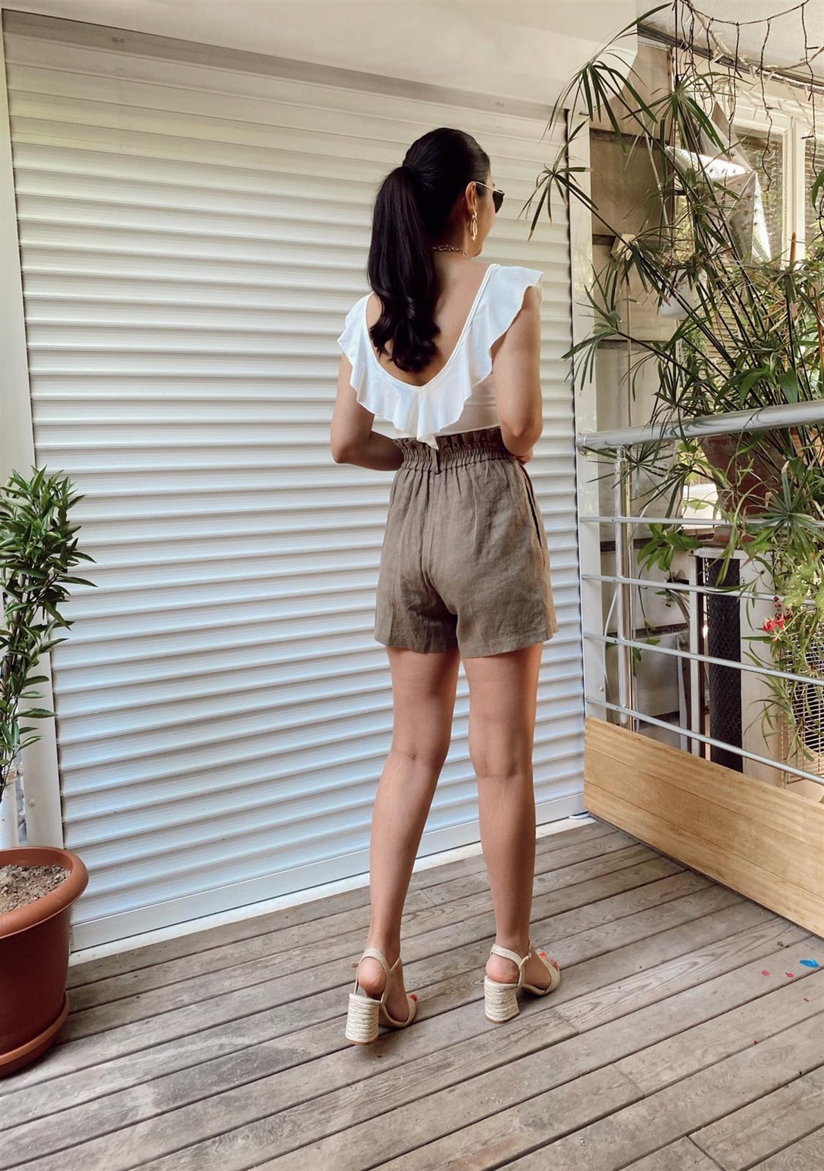 Ekru Yakası Volanlı Çıtçıtlı Bodysuit