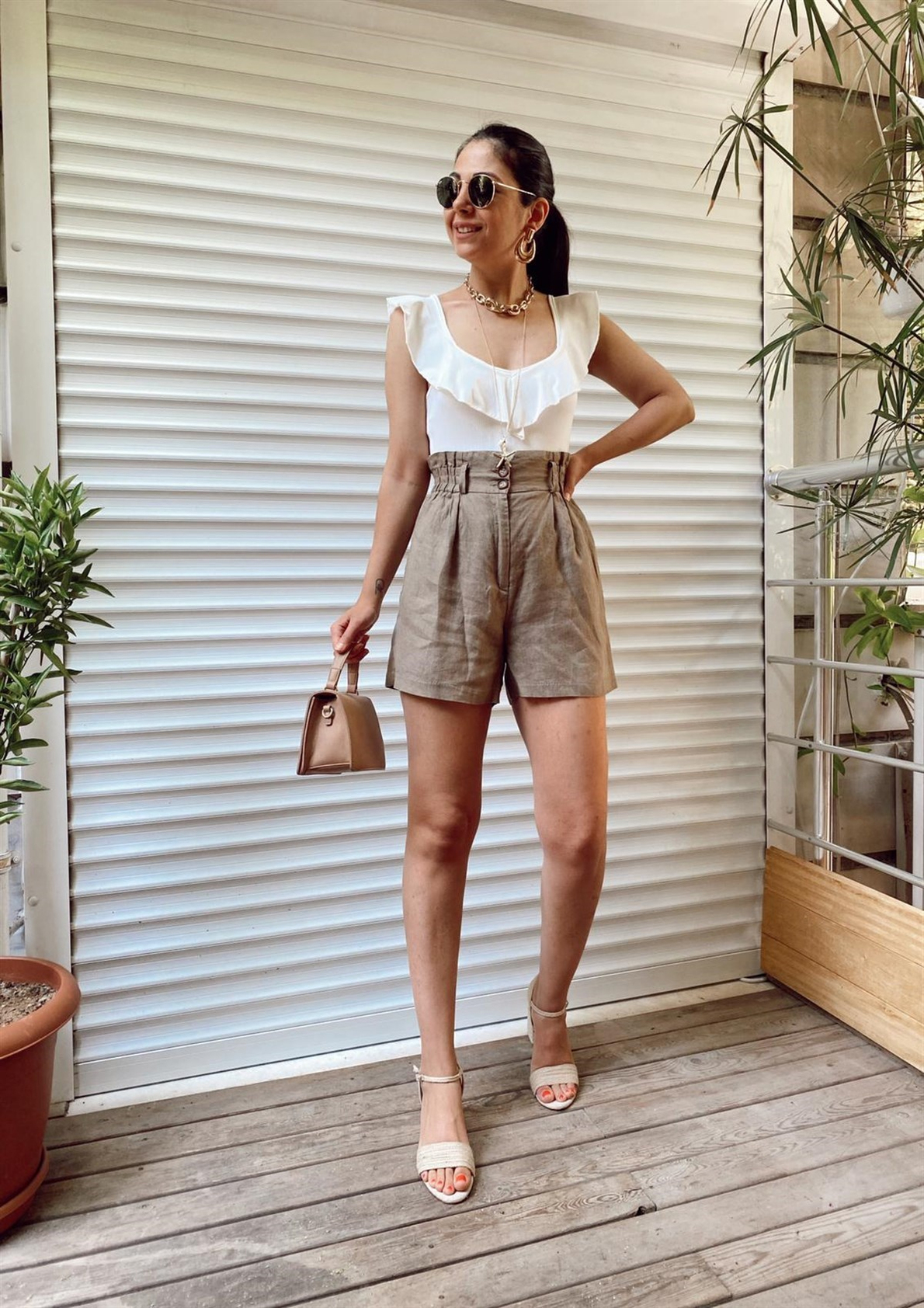 Ekru Yakası Volanlı Çıtçıtlı Bodysuit