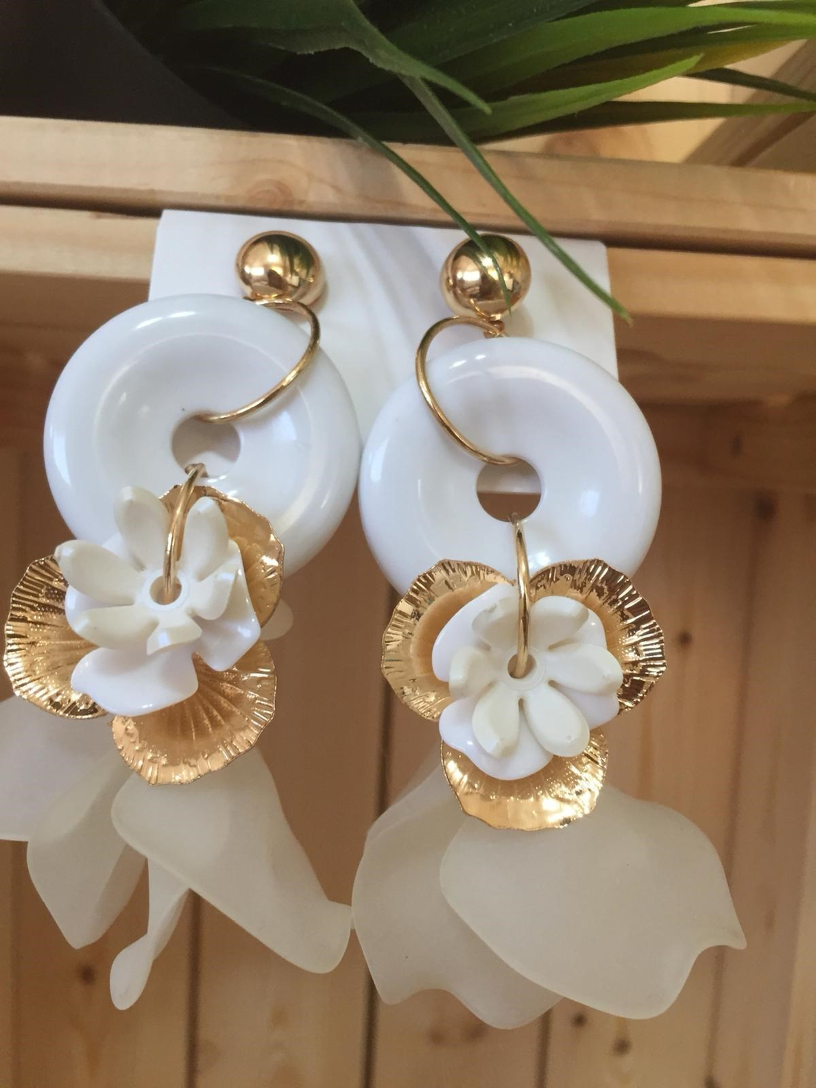 Gold Beyaz Çiçekli Küpe