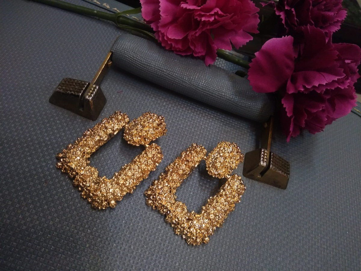 Gold Dokulu Kare Küpe
