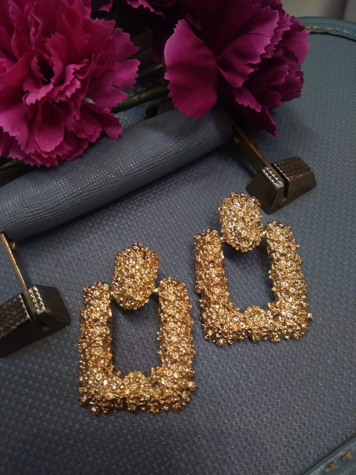 Gold Dokulu Kare Küpe