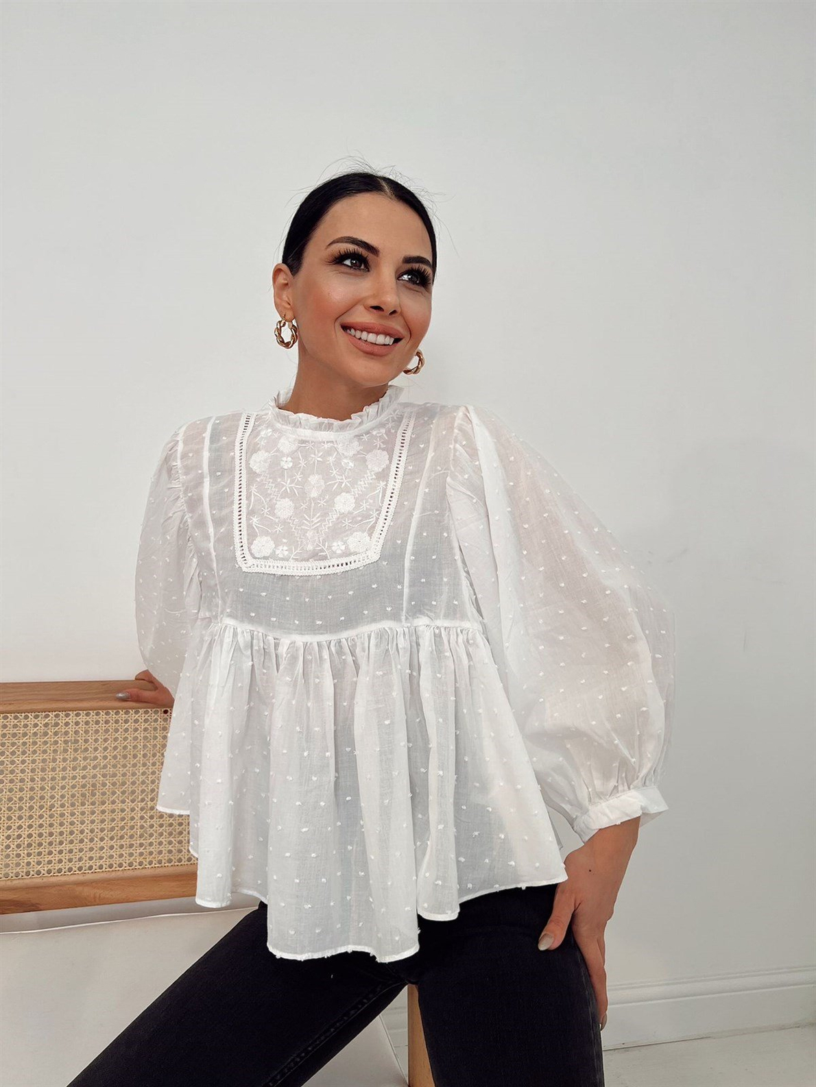 Kadın Beyaz Nakış Detaylı Keten Bluz