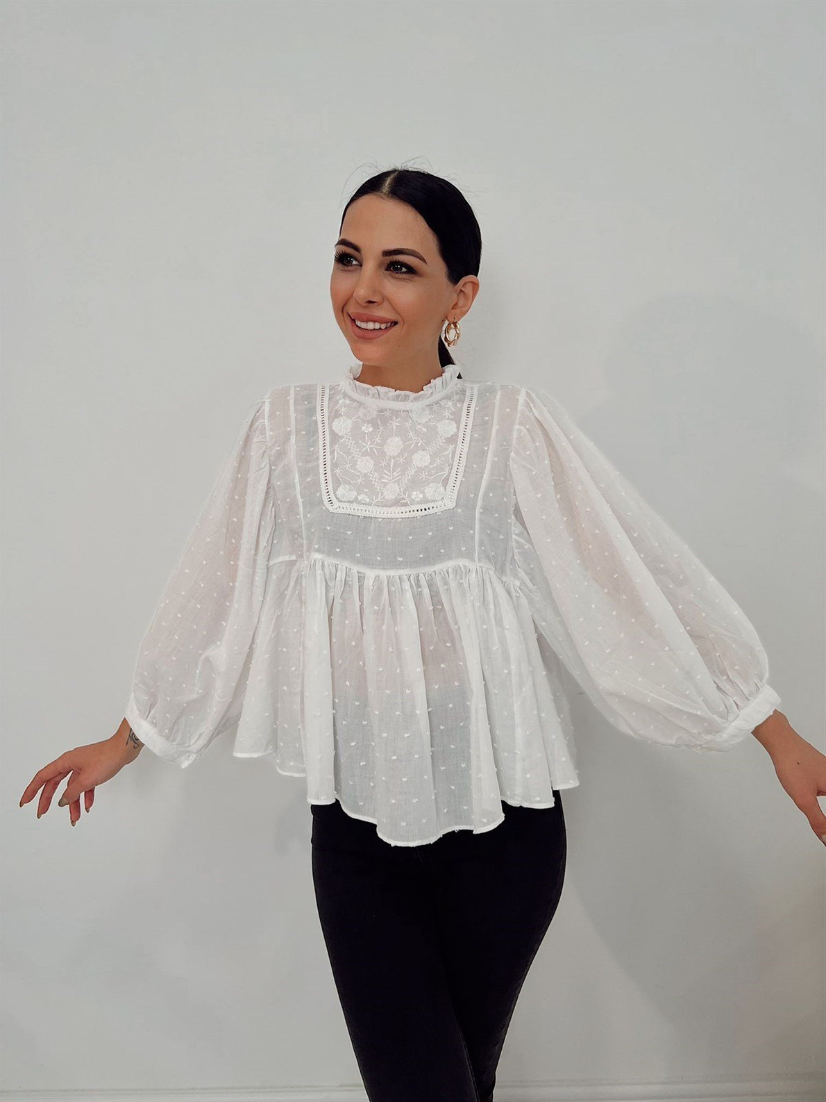 Kadın Beyaz Nakış Detaylı Keten Bluz