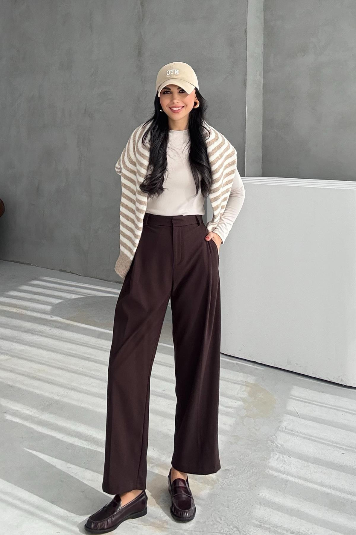 Kahve Pile Detaylı Bol Paça Pantolon
