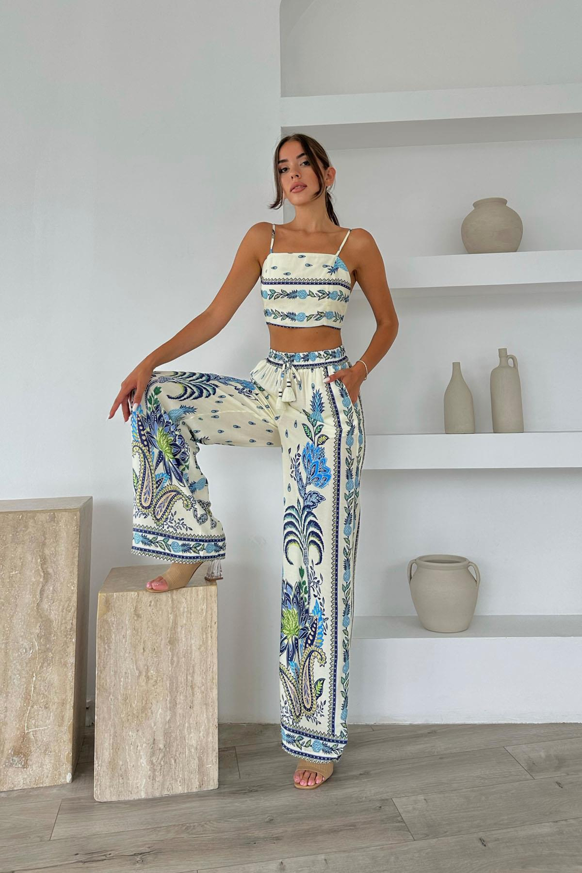 Kemik Mavi Desenli Pantolon ve Sırtı Bağlama Detaylı Crop Takım