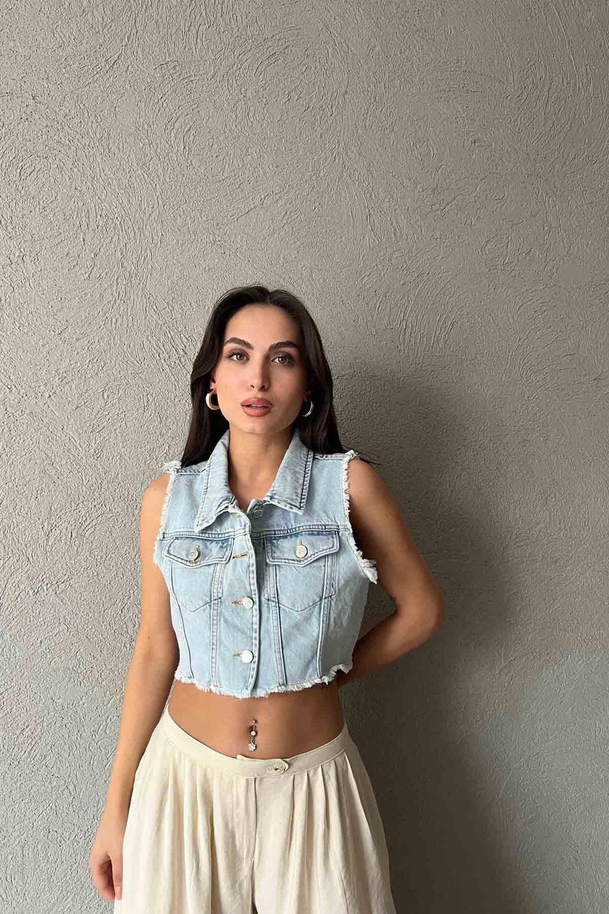 Mavi Kar Yıkamalı Yırtık Detaylı Crop Jean Yelek