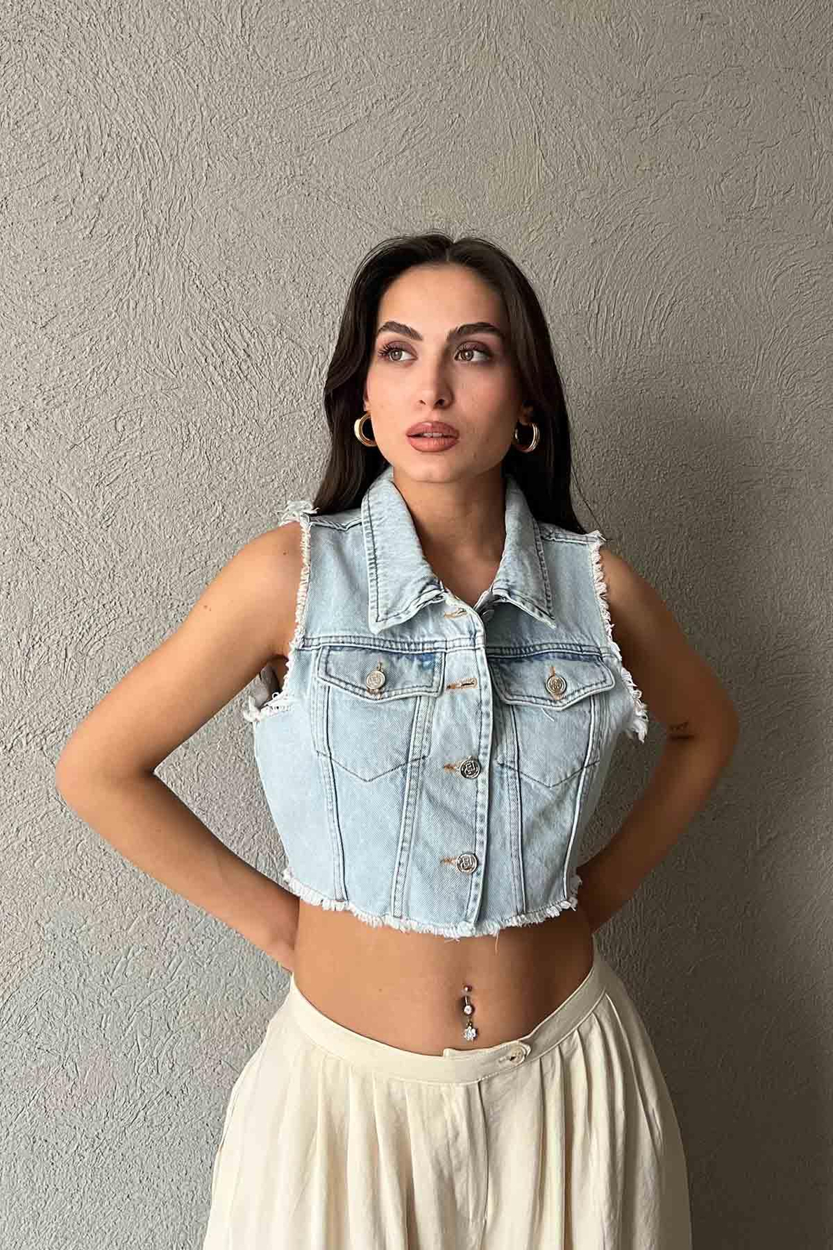 Mavi Kar Yıkamalı Yırtık Detaylı Crop Jean Yelek