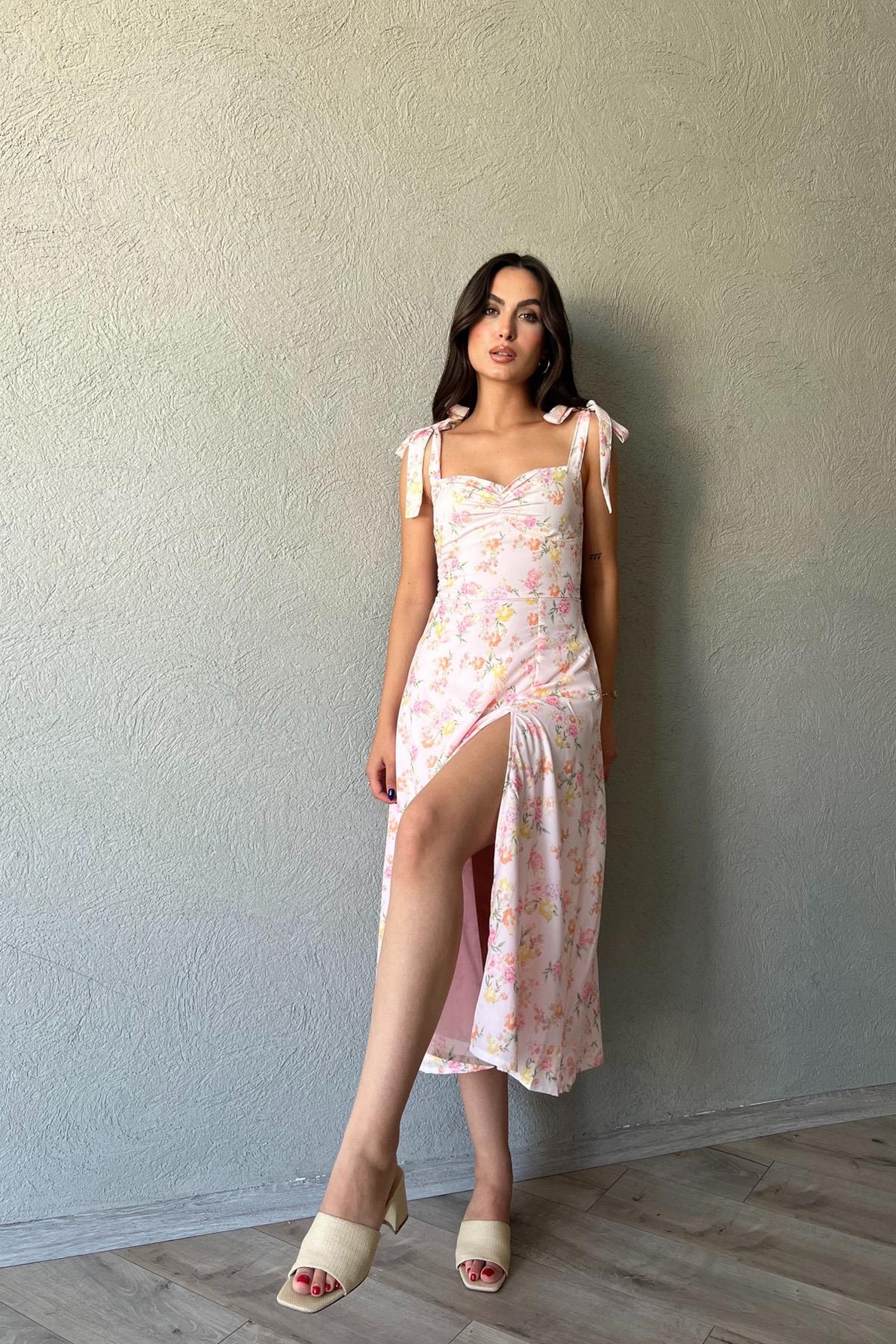 Pembe Çiçek Desenli Omuzdan Bağlamalı Elbise