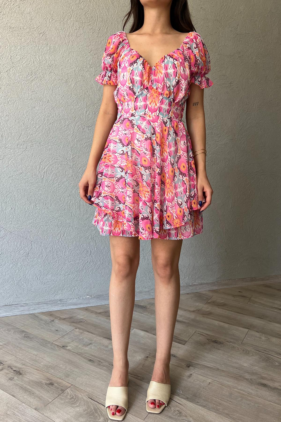 Pembe Desenli Şifon Elbise