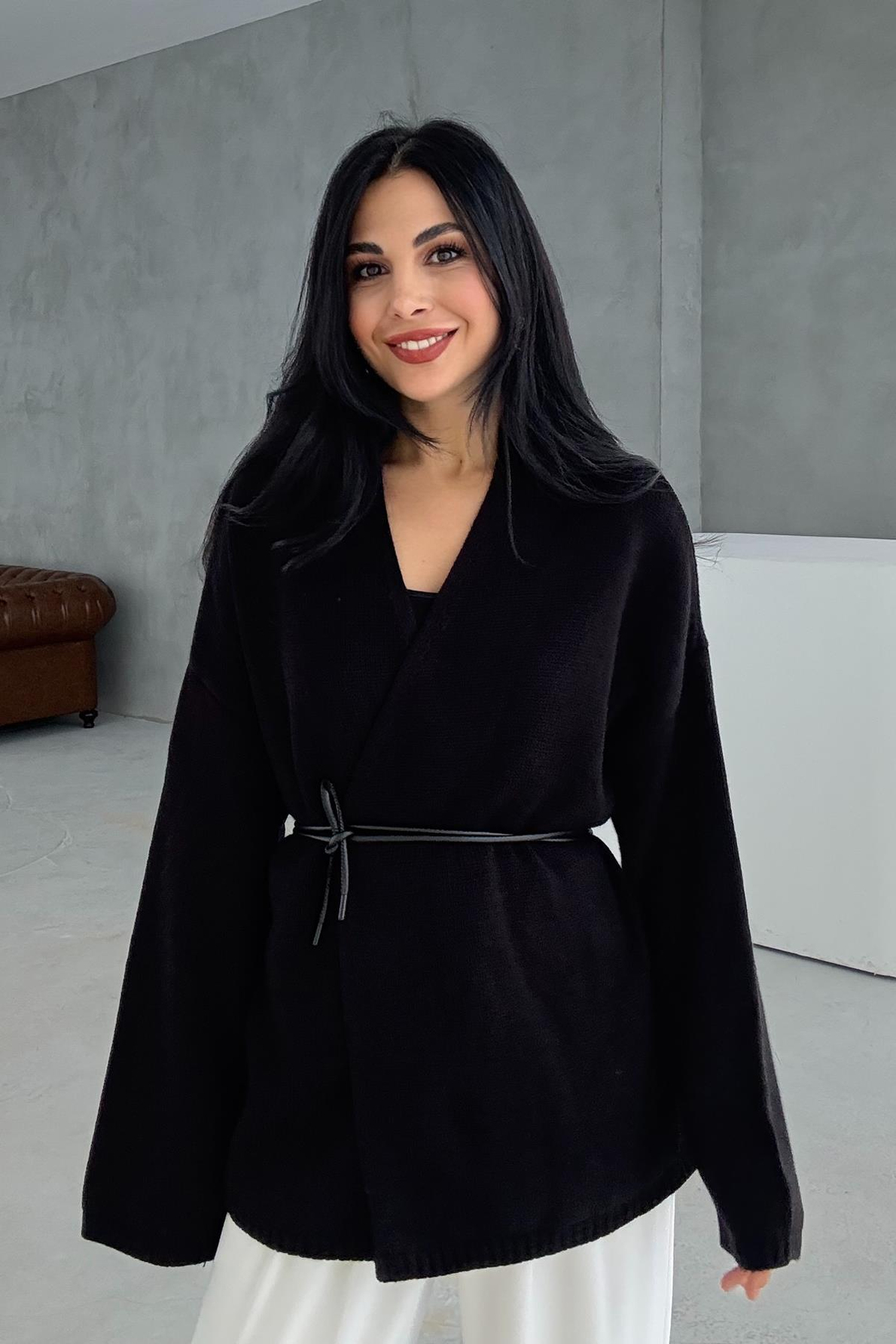 Siyah Deri Kemerli Triko Hırka