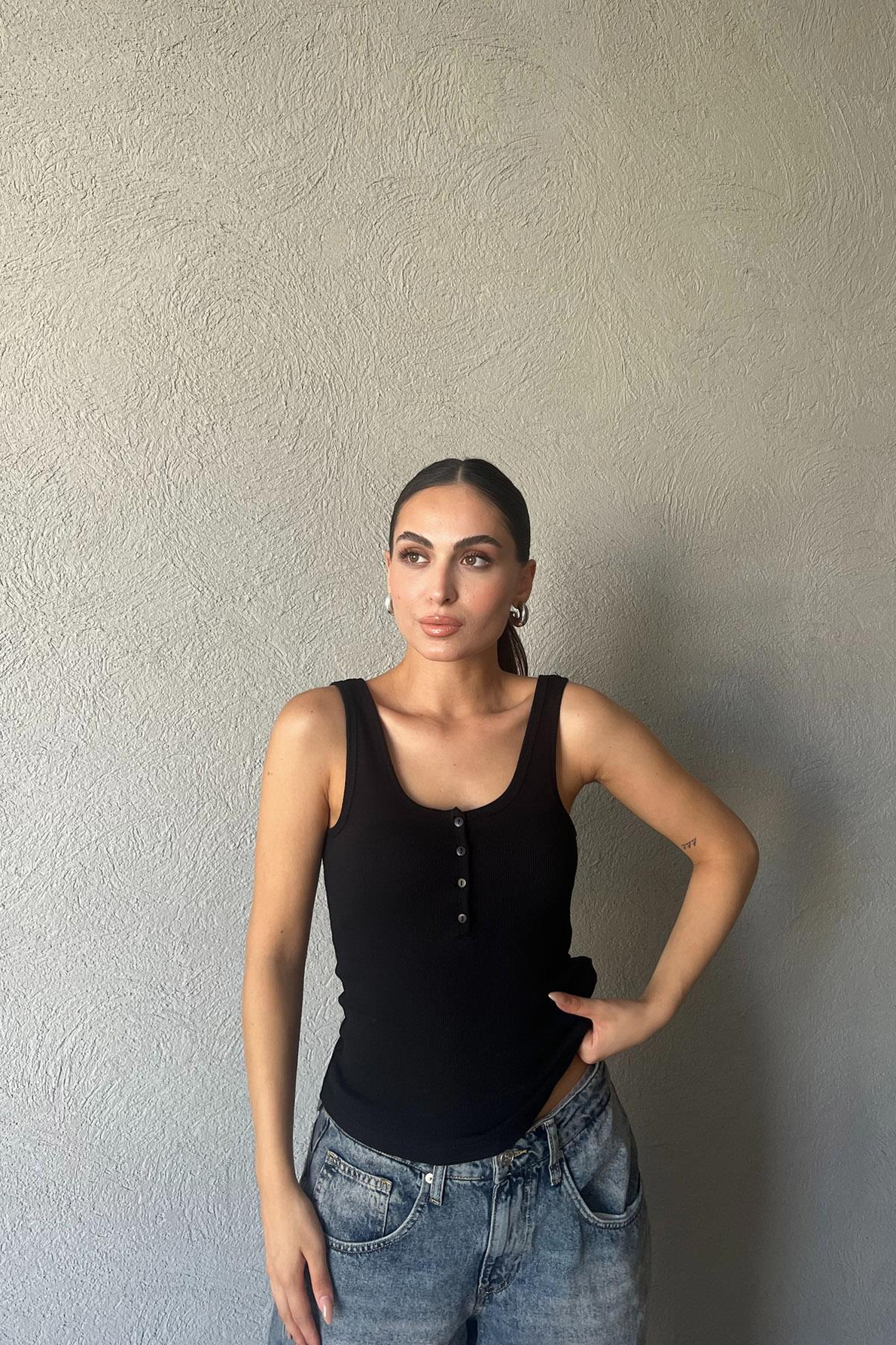 Siyah Düğmeli Atlet