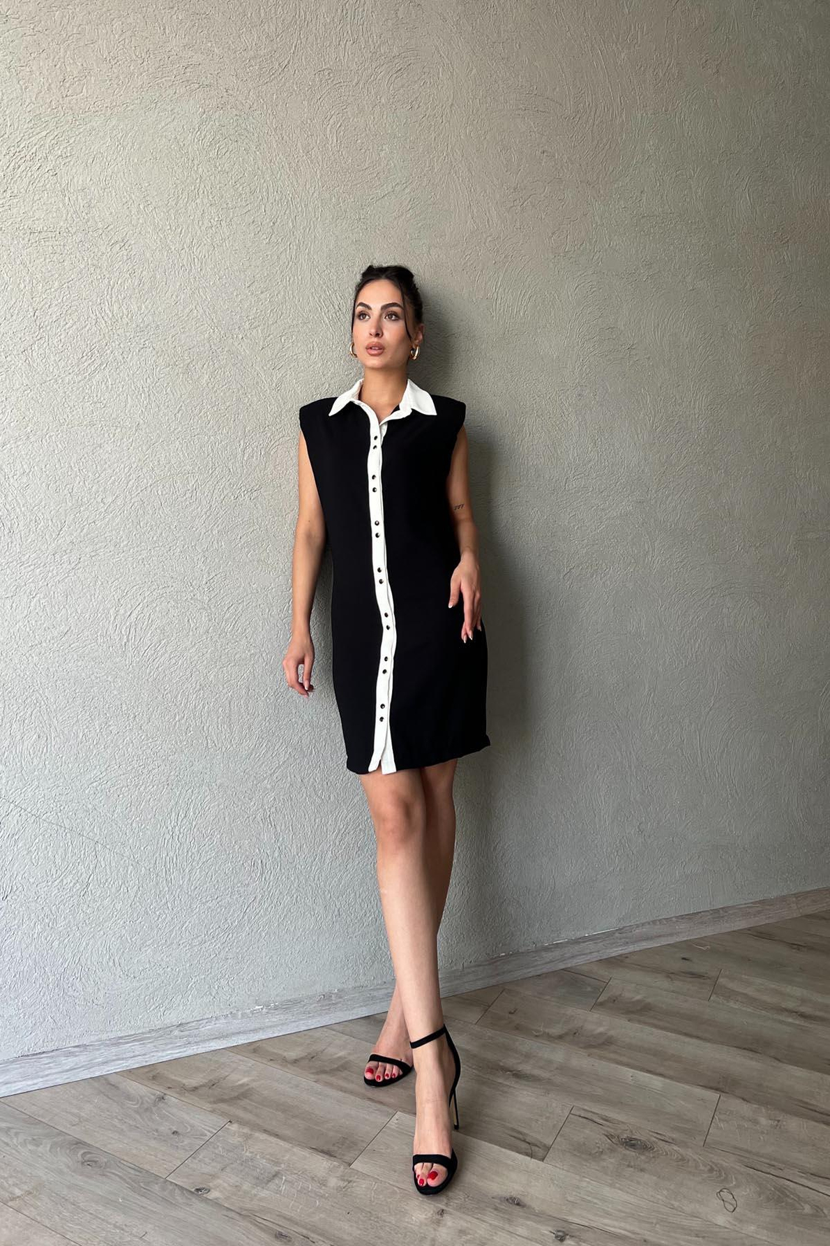 Siyah Garni Yaka Vatka Detaylı Elbise