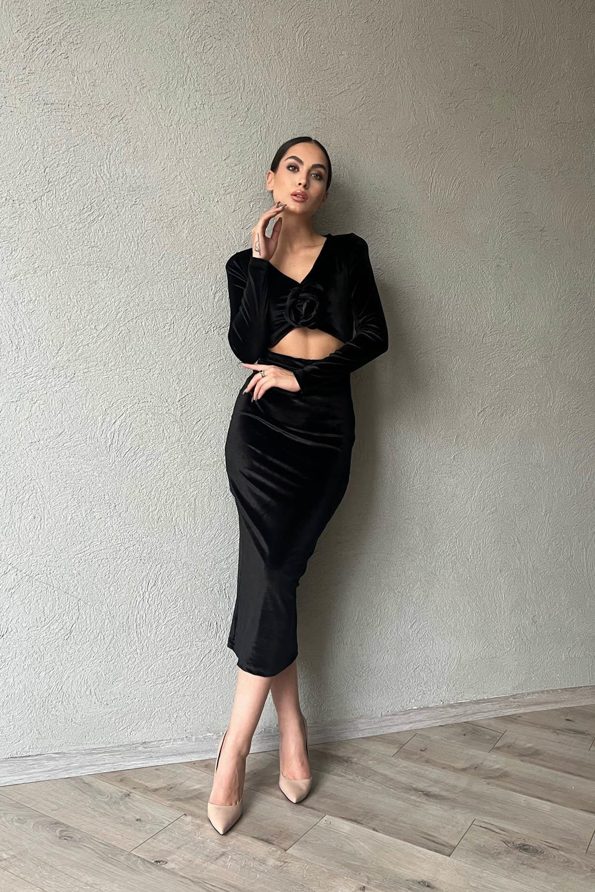 Siyah Gül Detaylı Kadife Elbise