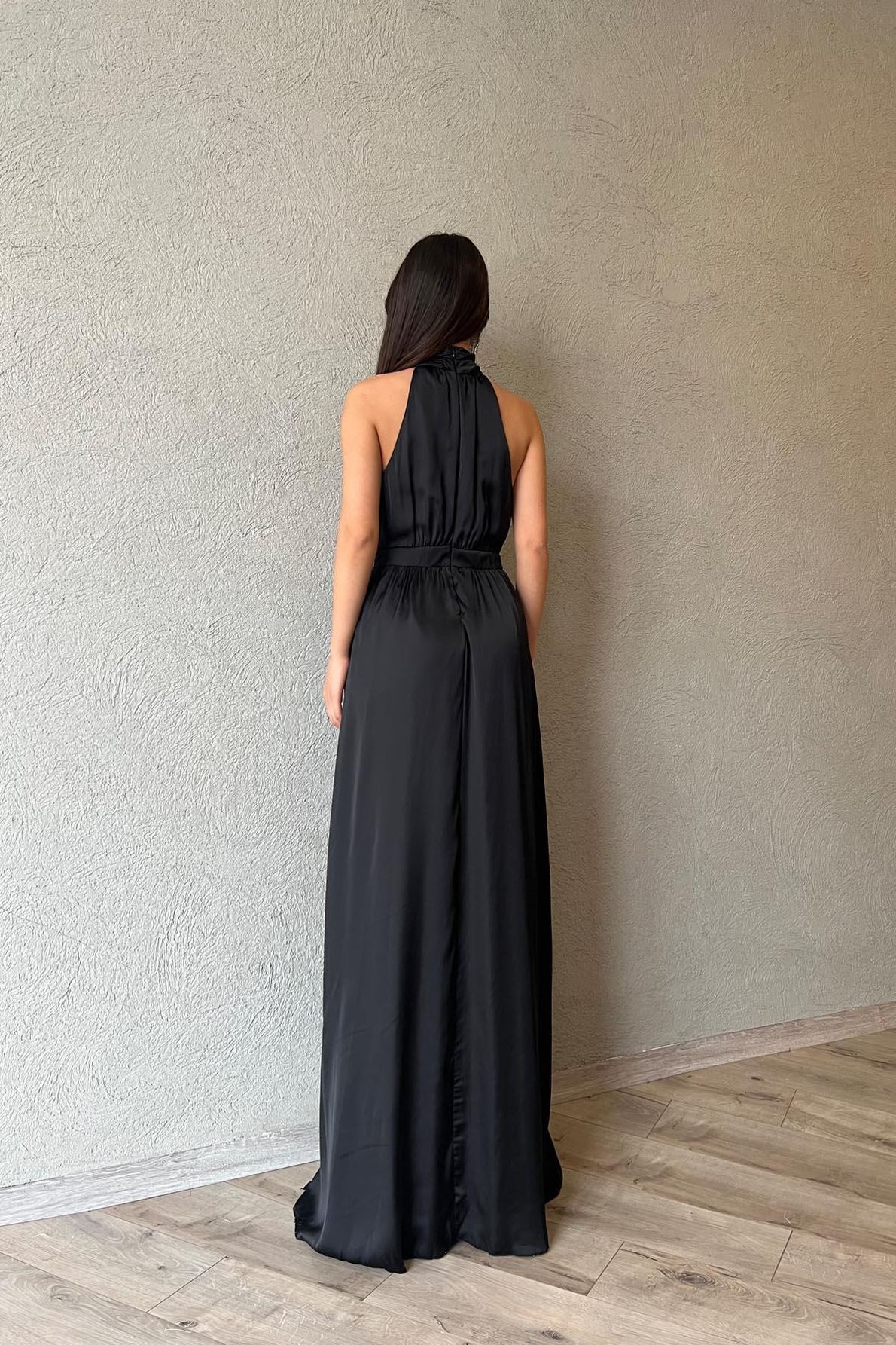 Siyah Halter Yaka Uzun Elbise