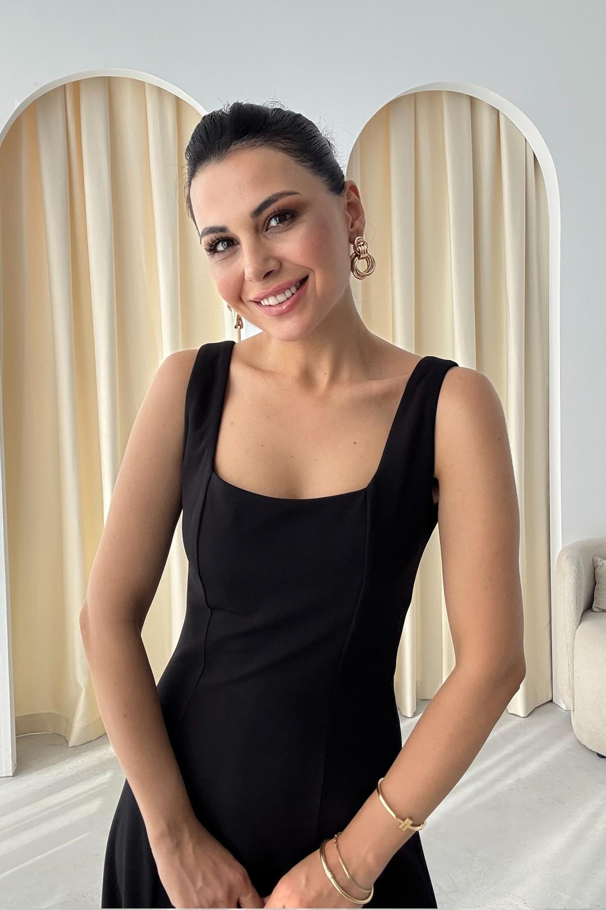 Siyah Kare Yaka Midi Kloş Elbise