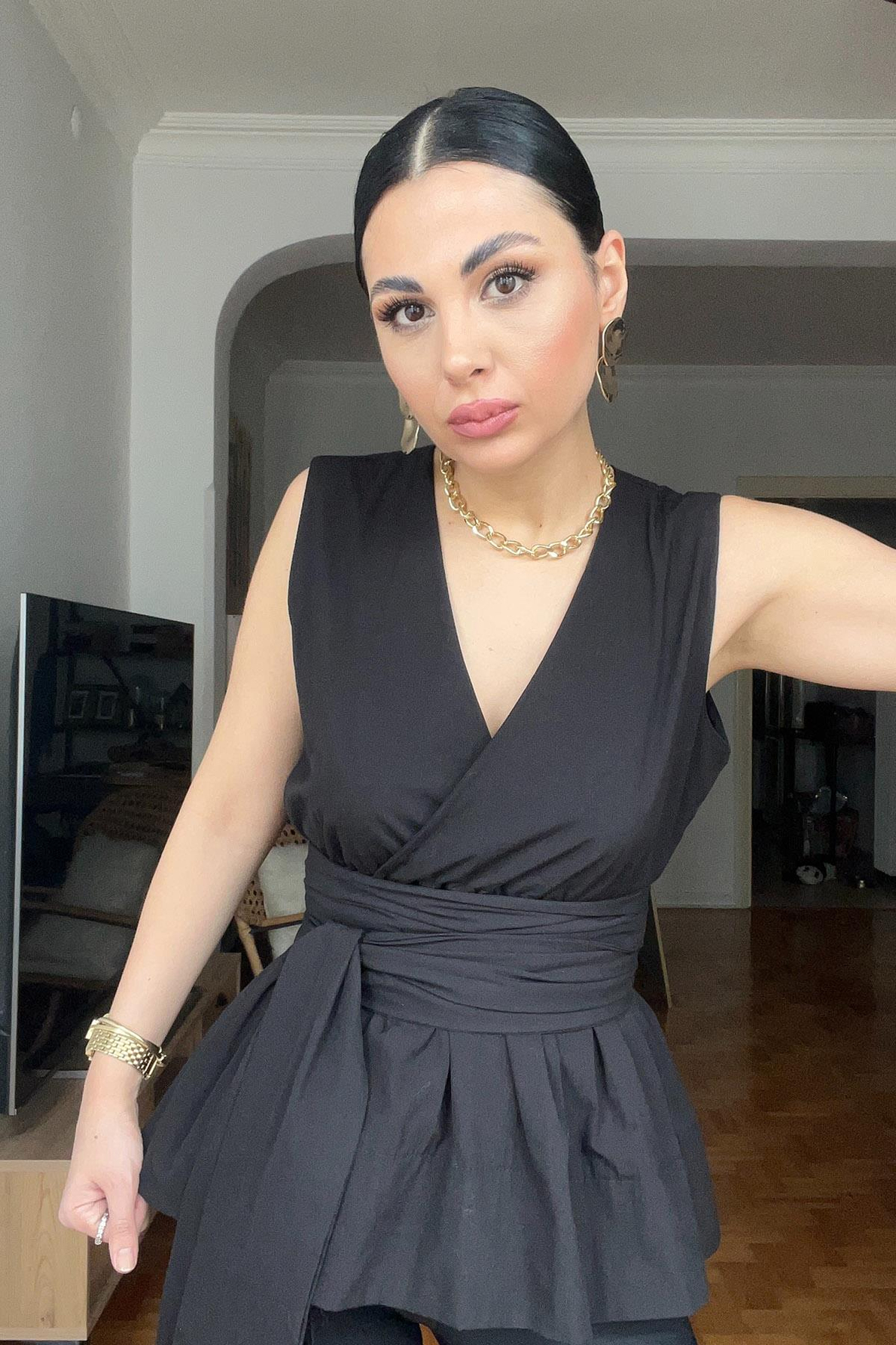 Siyah Sıfır Kol Poplin Bağlama Detaylı Marka Bluz