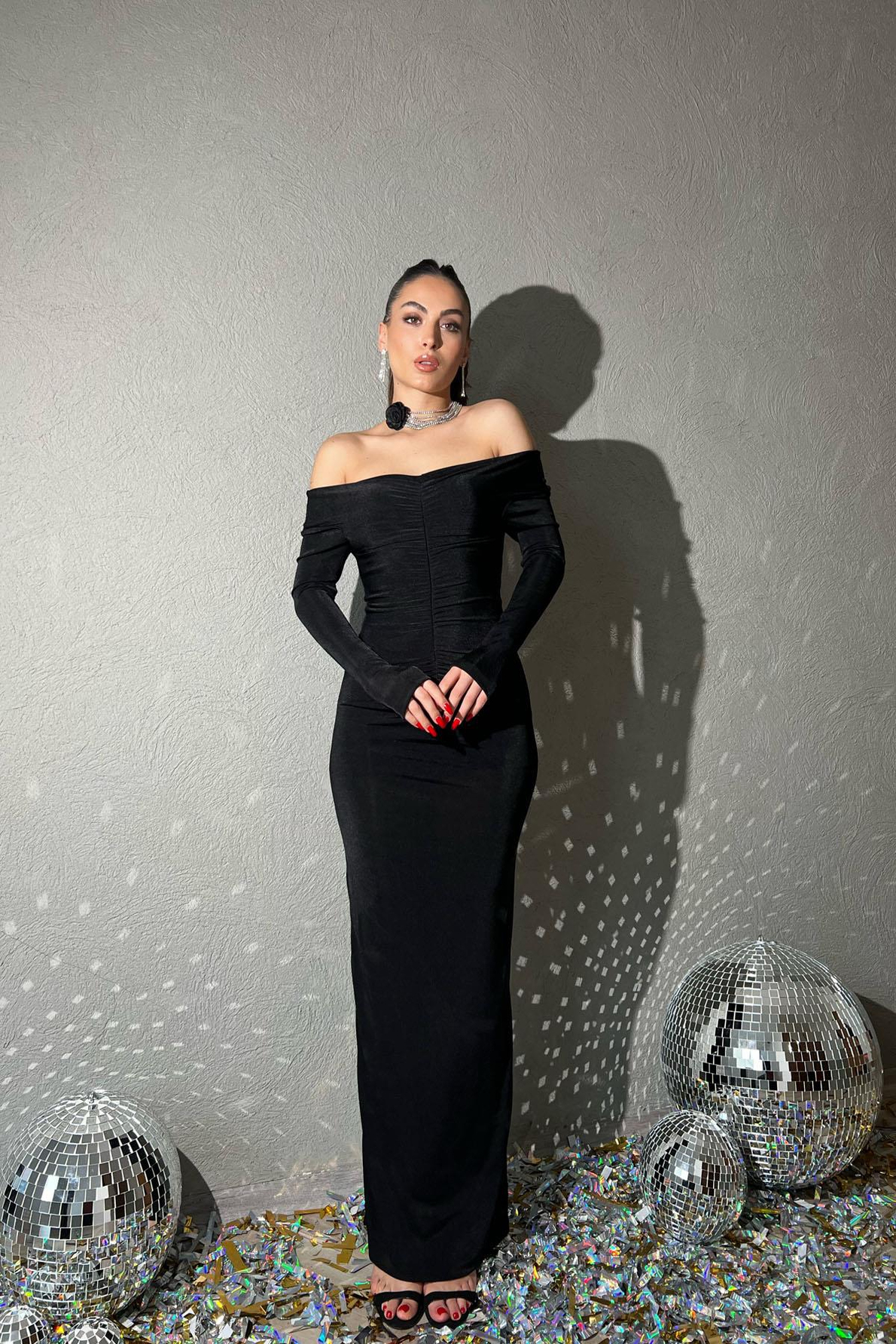 Siyah Yaka Detaylı Büzgülü Elbise
