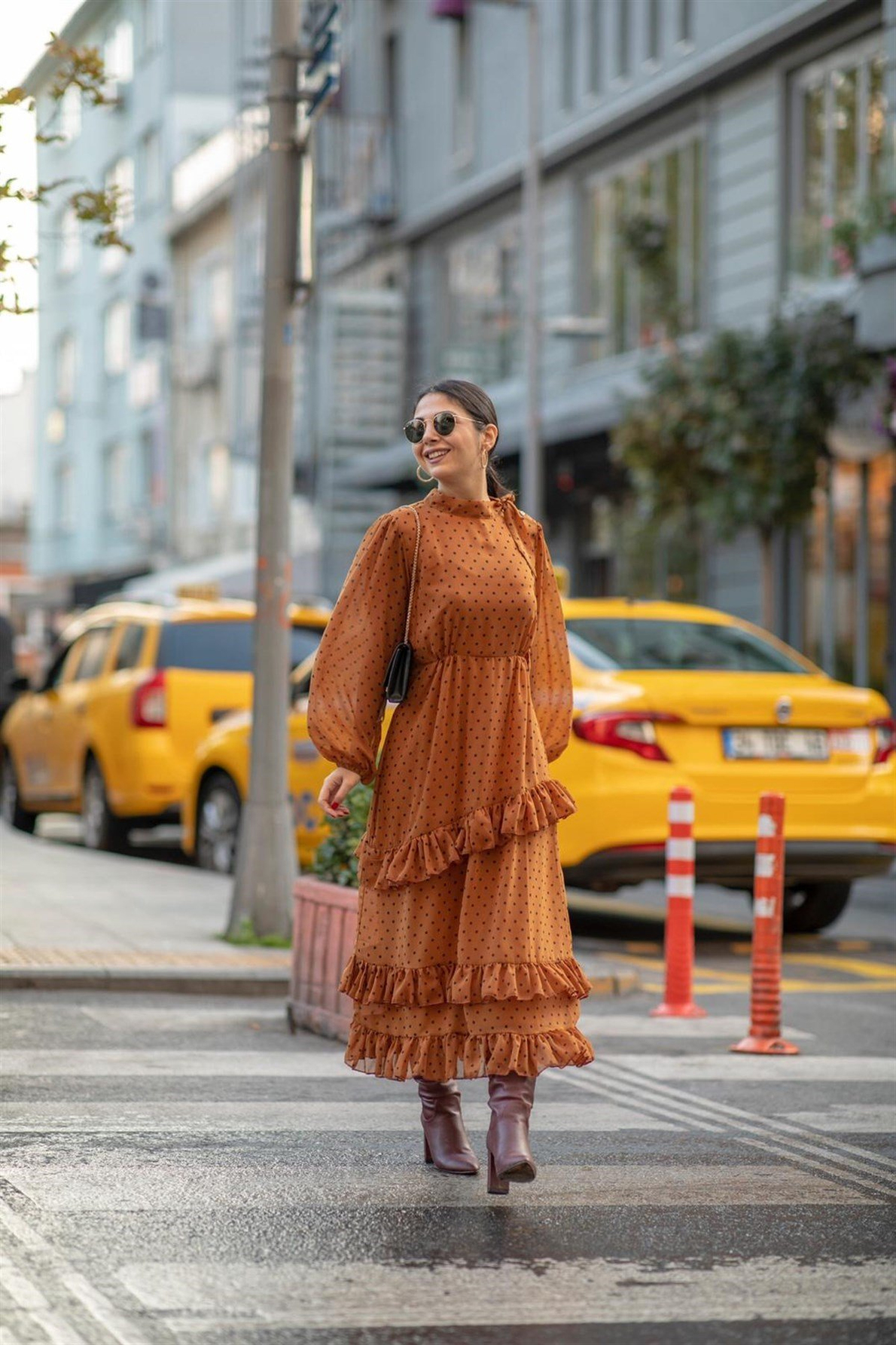 Taba Volanlı Puantiye Desenli Elbise