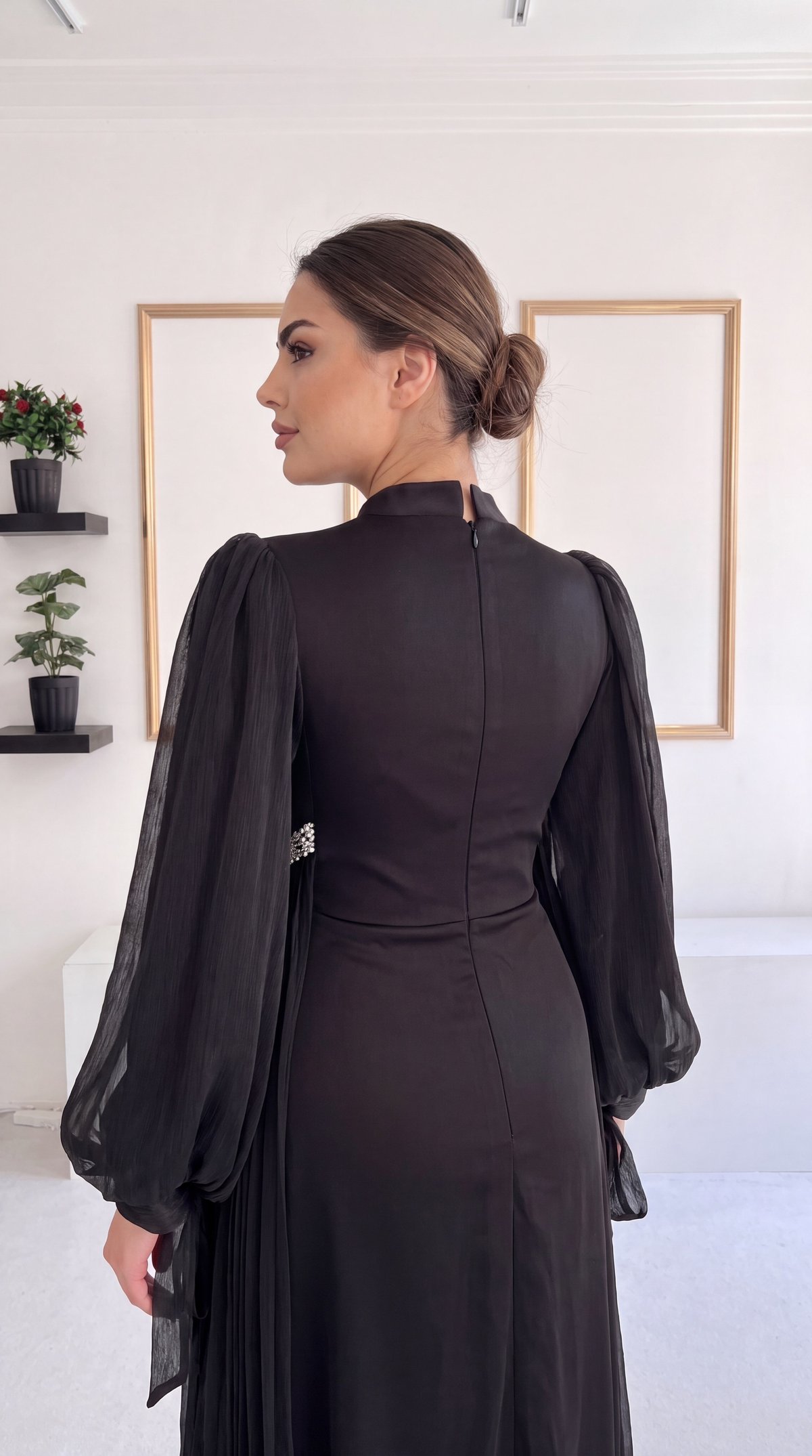 Dik Yaka İki Yanı Kristal Taşlı Pilise Detaylı Siyah Saten Tesettür Abiye