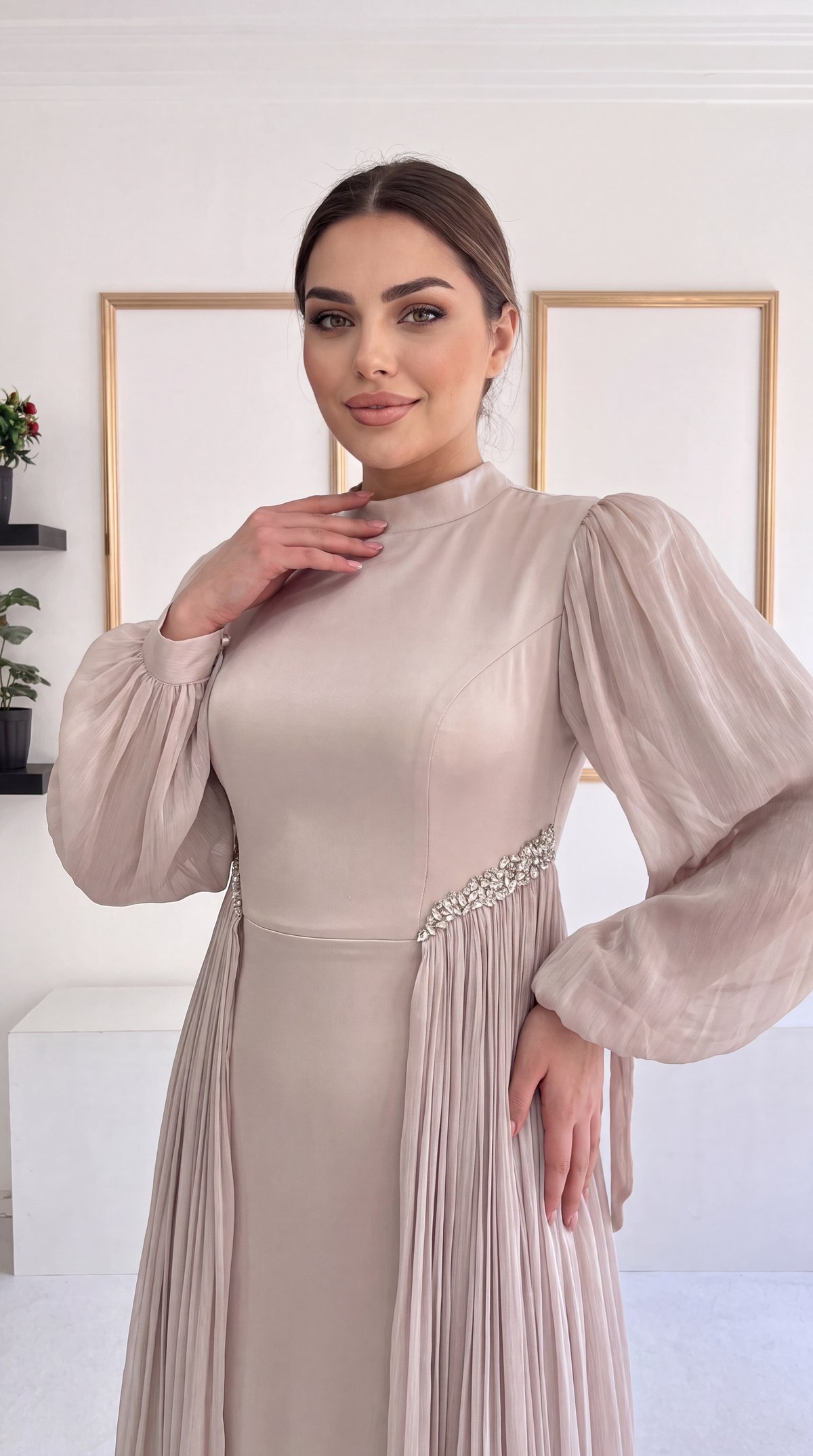 Dik Yaka İki Yanı Kristal Taşlı Pilise Detaylı Bej Saten Tesettür Abiye