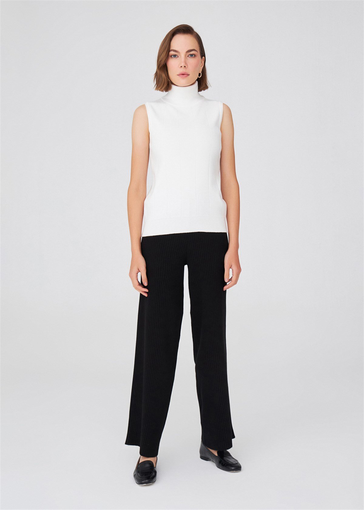 Peraluna Turtleneck Sleeveless Slim Blouse - Ecru